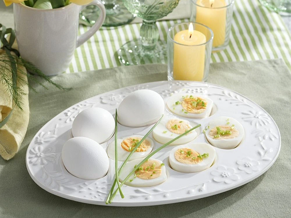 porcelanowy talerz na jajka biały z tłoczonym wzorem