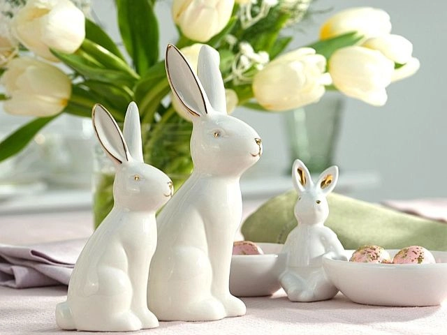 zajączki porcelanowe na stole