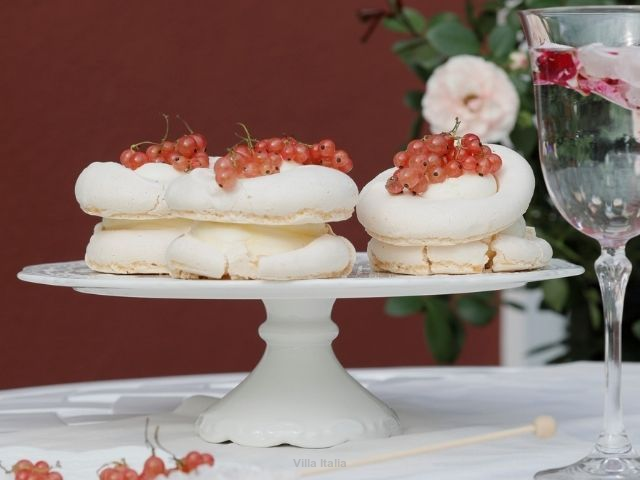 Patera czy talerz na ciasto – co wybrać na słodki stół?