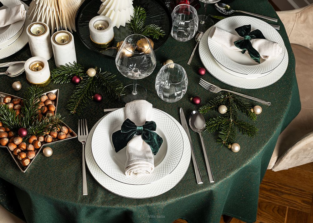Jak przystroić stół na święta Bożego Narodzenia? Pomysły na przybranie stołu wigilijnego.