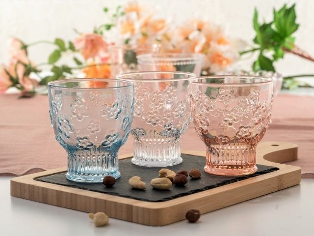 Naczynia szklane kolorowe – sprawdź, jakie szkło stołowe warto kupić do wiosennej aranżacji stołu.