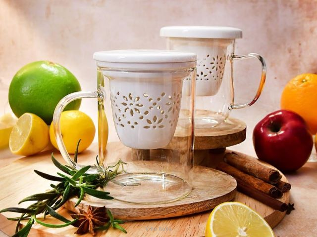 Jaki kubek z zaparzaczem kupić do herbaty liściastej? Praktyczny poradnik