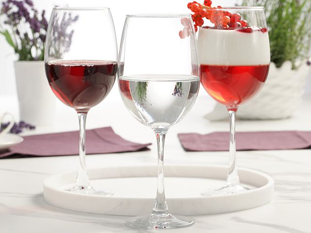 Czy kieliszki do wina można myć w zmywarce? Sprawdź, jak dbać o szkło stołowe.