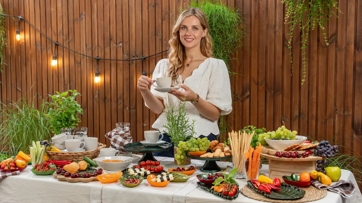 Jak przygotować stół z przekąskami – aranżacje z kolorową zastawą do jadalni, kuchni i na garden party