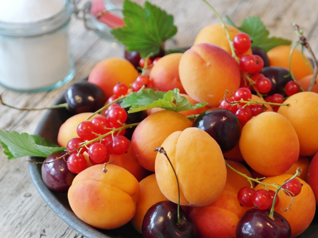 Jak ułożyć owoce na półmisku? 7 sposobów na owocową dekorację stołu