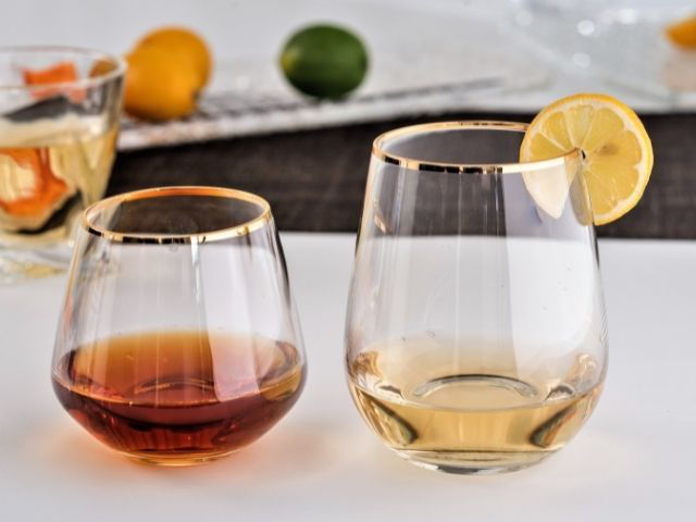 Rodzaje szklanek do napojów, drinków, wody, whisky i praktyczne zestawy do Twojego domu!