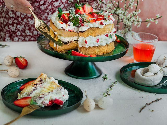 Patera czy talerz na ciasto – co wybrać na słodki stół?
