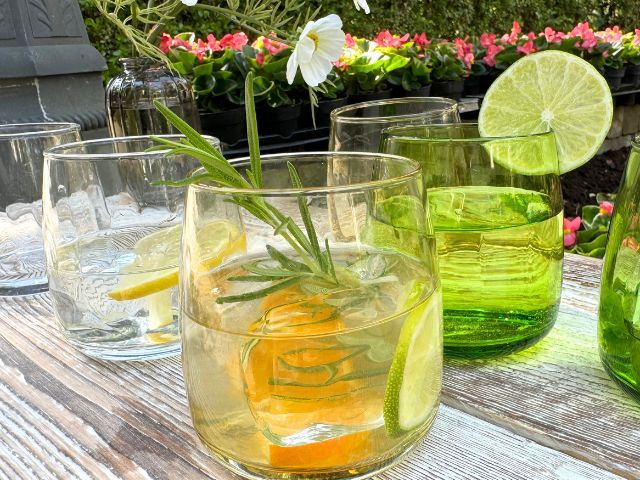 Nowoczesne szklanki do wody: stylowe i funkcjonalne