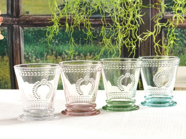 Kolorowe szklanki do napojów: styl, funkcjonalność i inspiracje