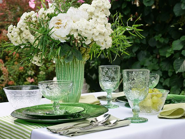 Jak nakryć stół w ogrodzie – ceramika i szkło w stylowych aranżacjach!