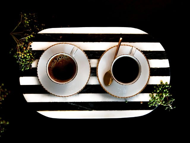 Filiżanki do kawy na prezent — jak wybrać idealny zestaw i dlaczego to trafiony upominek?