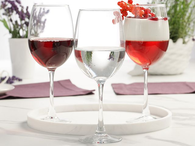 Czy kieliszki do wina można myć w zmywarce? Sprawdź, jak dbać o szkło stołowe.