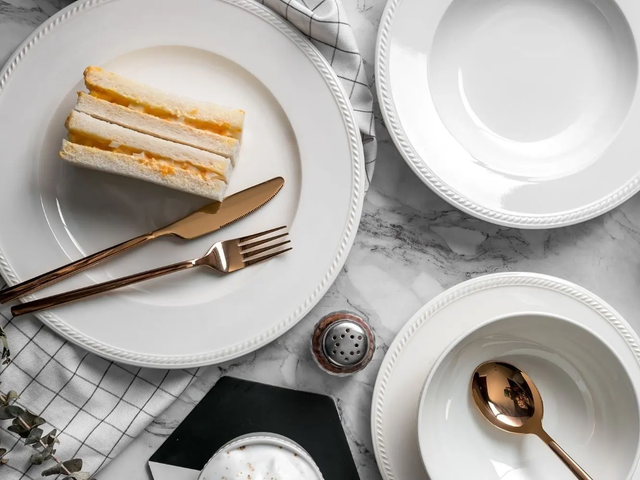 Jaki zestaw talerzy kupić do małej kuchni? Praktyczny poradnik