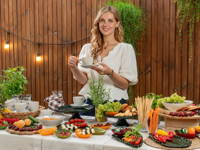 Jak przygotować stół z przekąskami – aranżacje z kolorową zastawą do jadalni, kuchni i na garden party