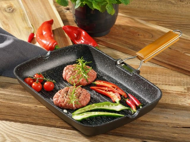 Patelnia grillowa ze składaną rączką