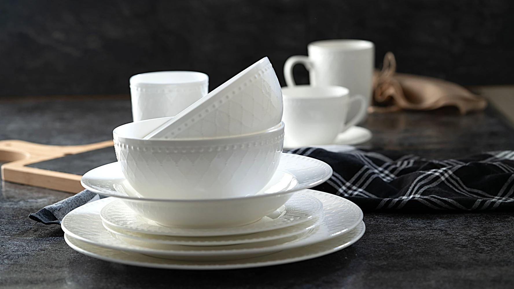 Zastawa z porcelany kostnej z reliefem - ROMA WHITE