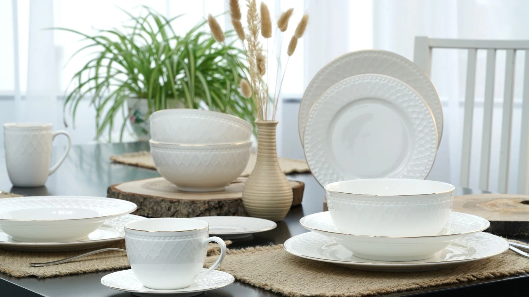 Kolekcja porcelany zdobiona reliefem i złotem - ROMA GOLD