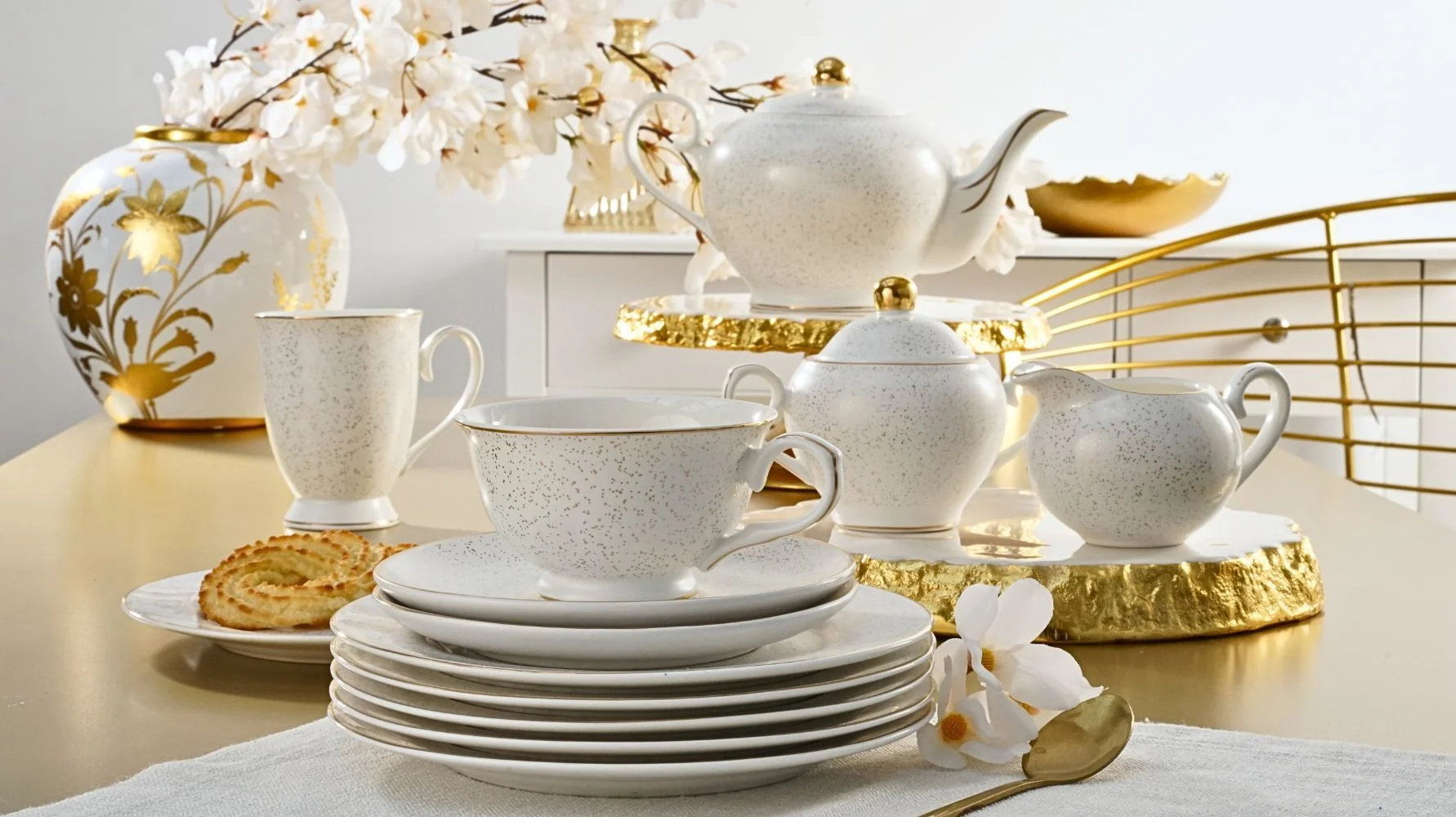 Elegancka zastawa porcelanowa do herbaty ze złotymi zdobieniami - Sunset